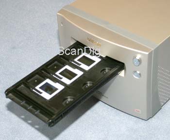 El adaptador FH-835M para diapositivas de foto pequea, tal y como es introducido en el escáner