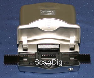 Der Reflecta SilverScan 3600 mit einem eingelegten Negativstreifen