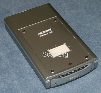 Der Microtek ScanMaker i700. Auf der Abdeckhaube ist der integrierte Diabetrachter zu sehen.