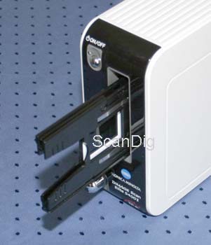 Der Konica Minolta DiMAGE Scan Elite 5400 II mit eingeführtem Diahalter SH-M20