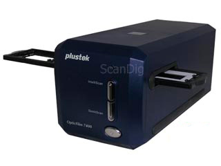 Der Plustek OpticFilm 7400 mit eingelegtem Diahalter