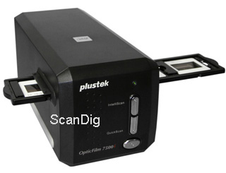 Der Plustek OpticFilm 7500i mit eingesetztem Diahalter