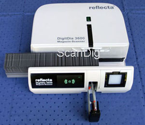 Der Reflecta DigitDia 3600 mit eingelegtem 100er CS-Magazin und ausgefahrenem Transport-Schieber