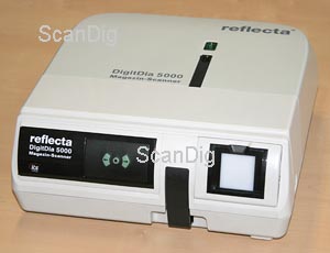 The Reflecta DigitDia 5000 with closed magazine bay