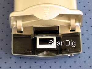 Der Reflecta SilverScan 3600 mit einem eingelegten Dia