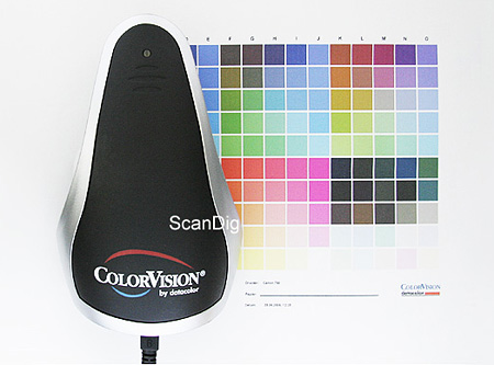 Das Spektrokolorimeter Datacolor 1005 beim Abtasten eines Charts mit 150 Farbfeldern.